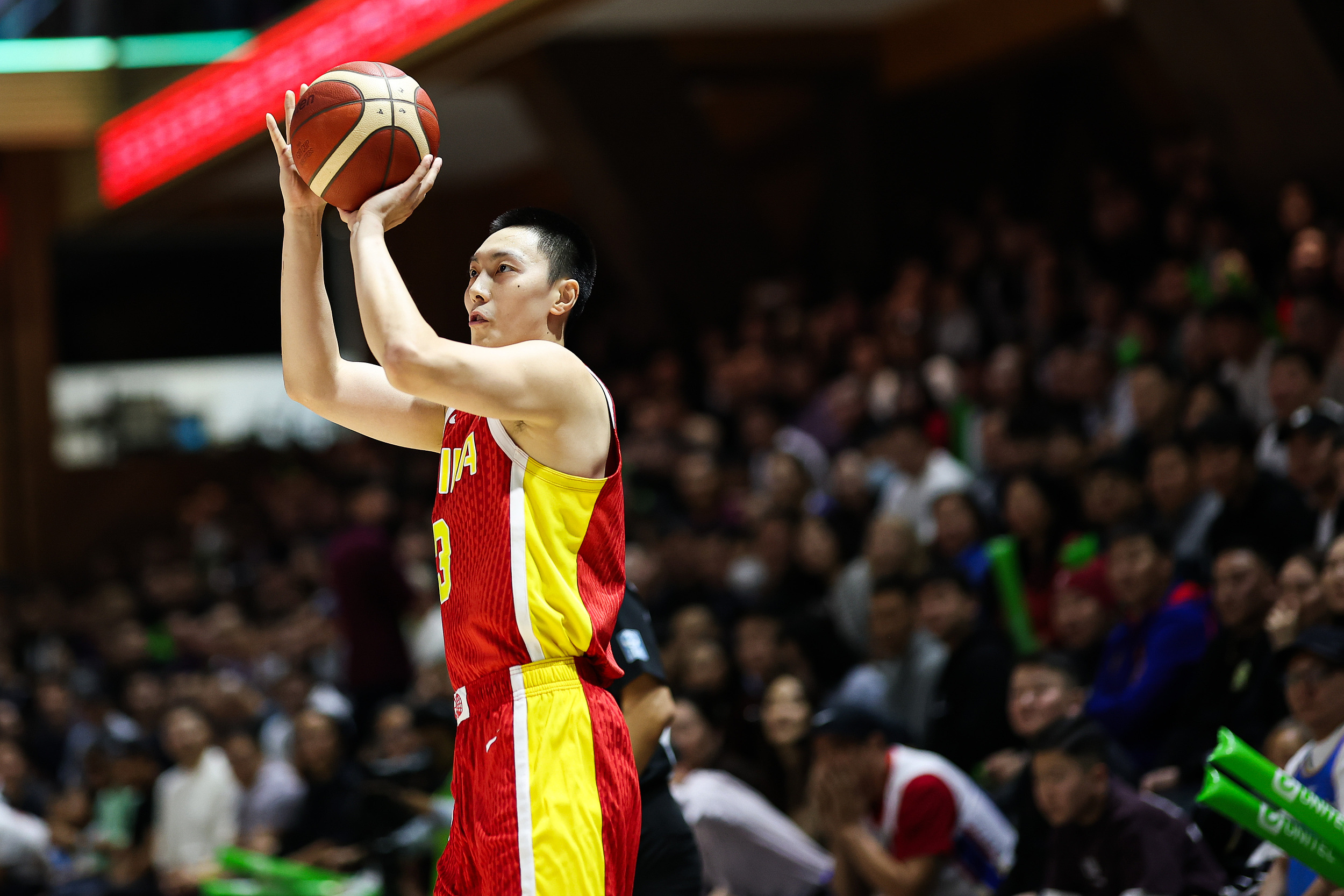 星空体育娱乐平台-状态火热！胡明轩半场5中4&amp;amp;3分2中2得到10分