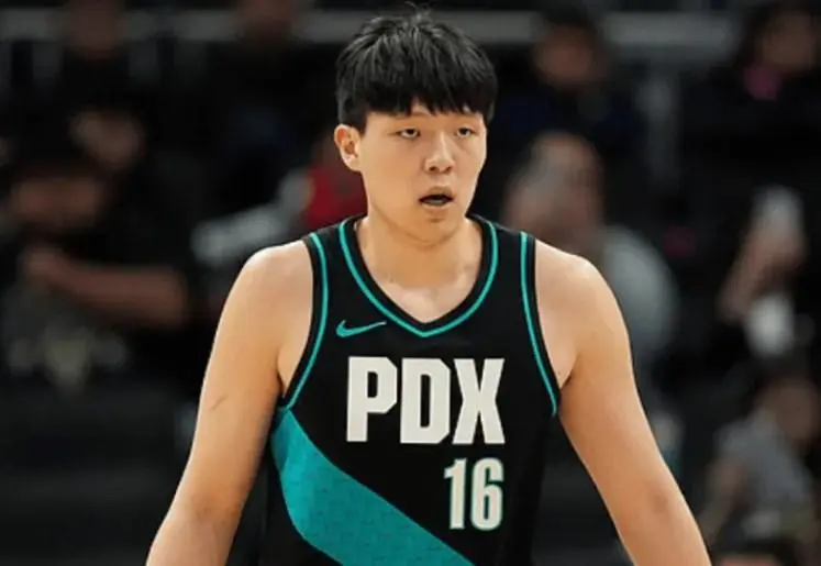 星空体育-杨瀚森G联赛半场出战15分钟，得到10分10篮板2助攻1盖帽